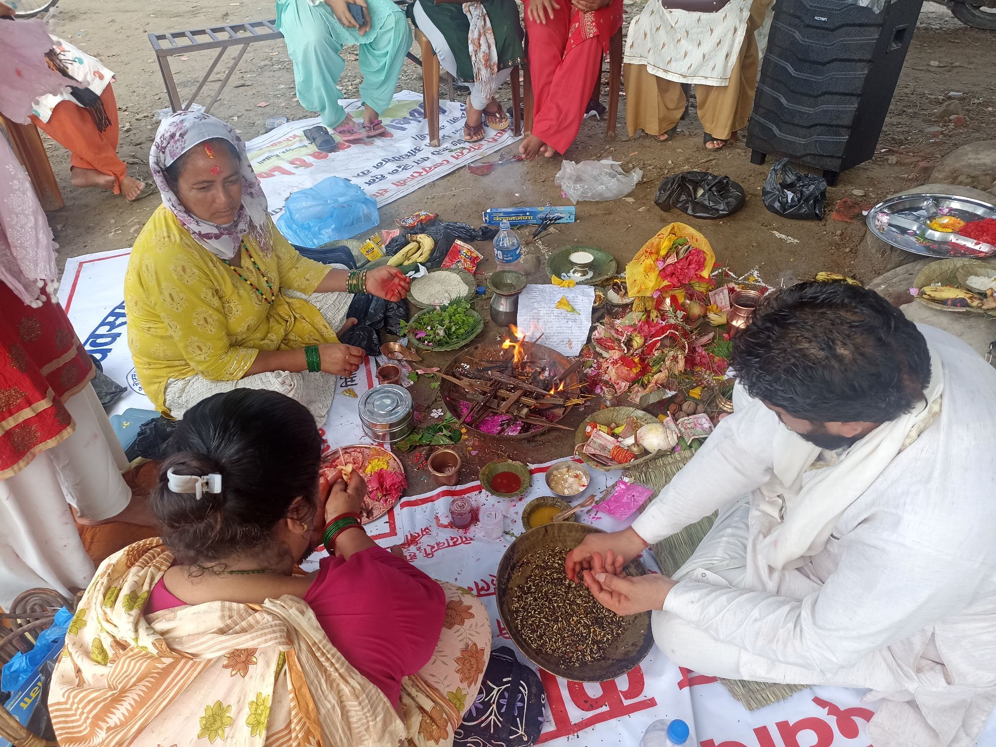 सडकमा मारिएका गाईहरुको आत्माको शान्तीको कामना गर्दै अत्तरियाको दिदीबहिनी समुहले तारणी गर्‍यो